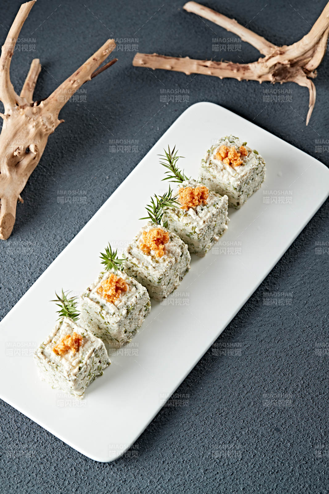 海胆肉配香椿拌豆腐图片