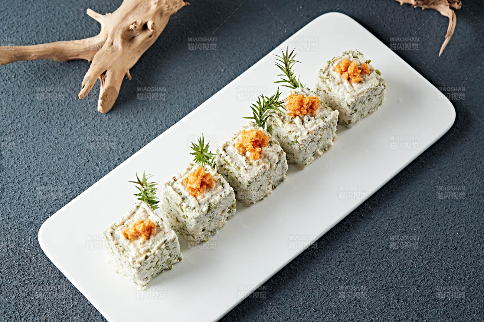 海胆肉配香椿拌豆腐图片