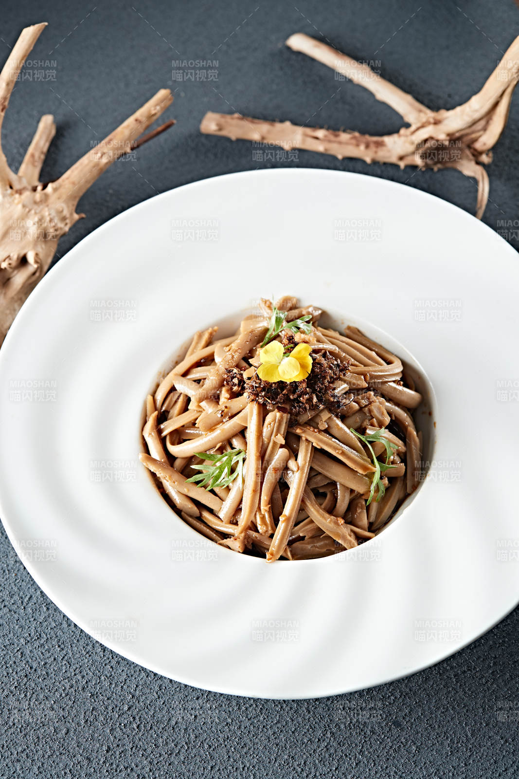 山西美食杂粮香辣桥面凉粉图片