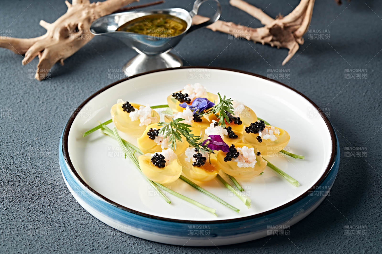 美味凉菜小皮蛋松花鹌鹑蛋配鱼籽图片
