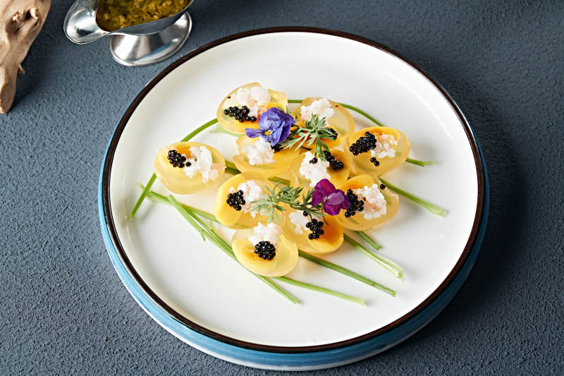 美味凉菜小皮蛋松花鹌鹑蛋配鱼籽图片