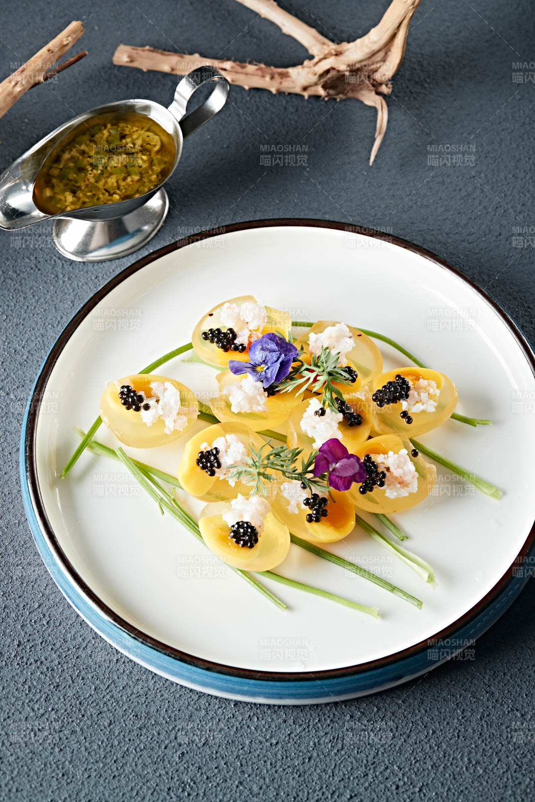 美味凉菜小皮蛋松花鹌鹑蛋配鱼籽图片