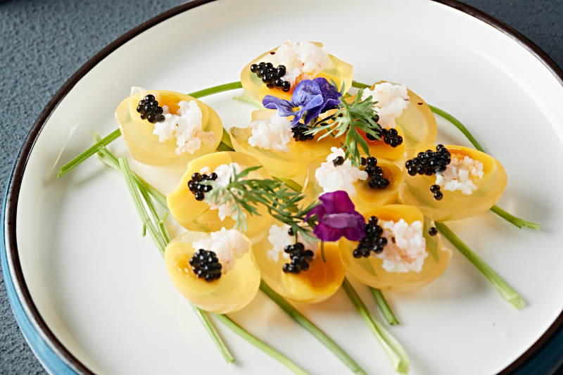 美味凉菜小皮蛋松花鹌鹑蛋配鱼籽图片