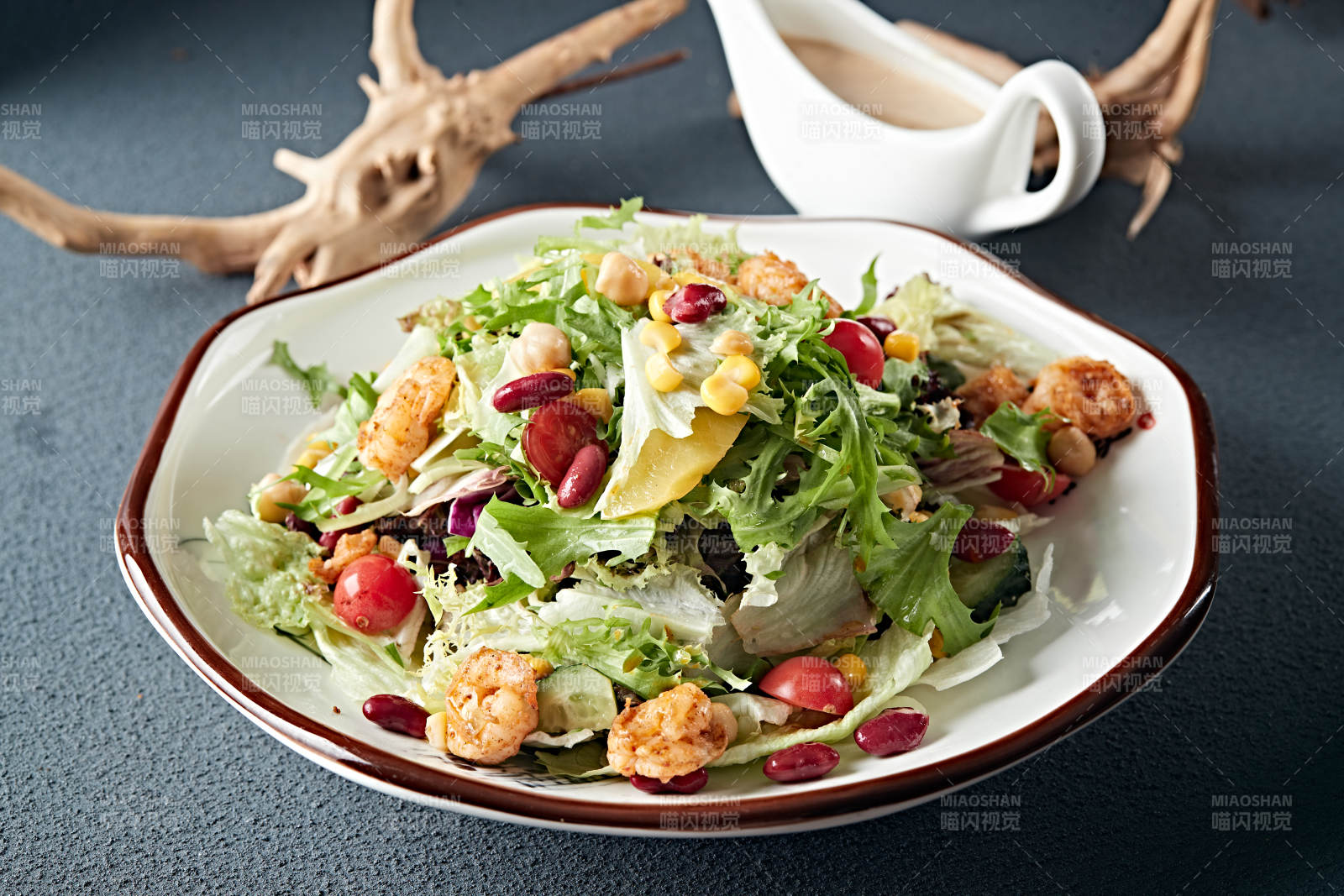 凯撒酱配生鲜蔬菜烤虾仁沙拉图片