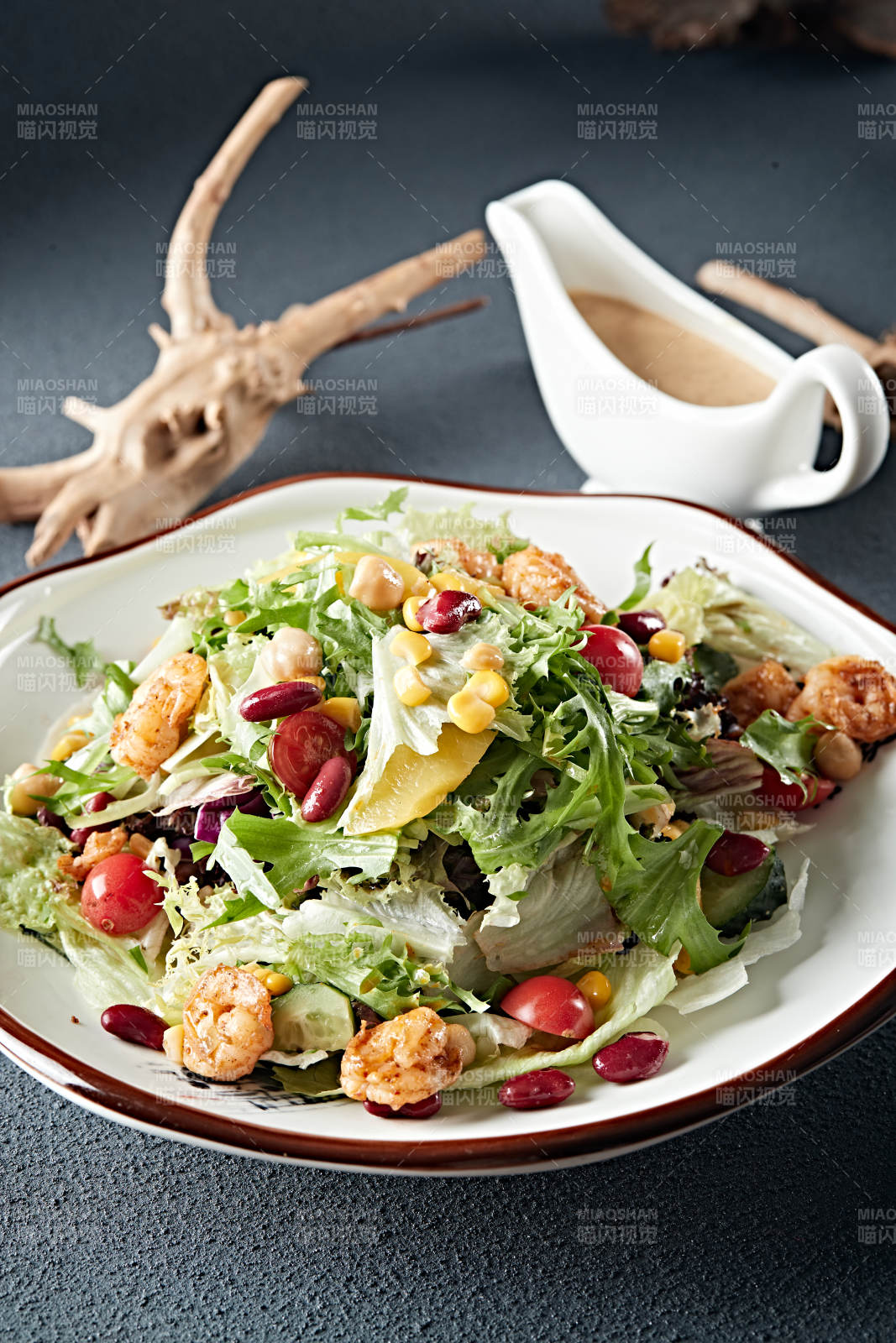 凯撒酱配生鲜蔬菜烤虾仁沙拉图片