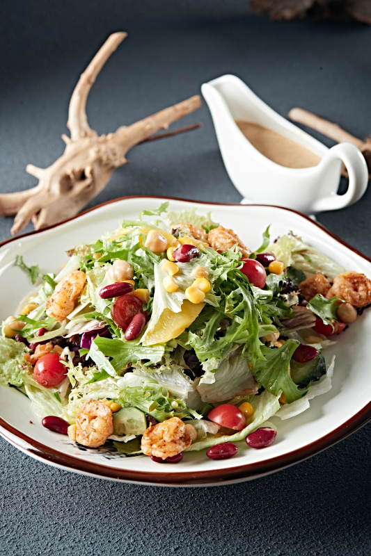 凯撒酱配生鲜蔬菜烤虾仁沙拉图片