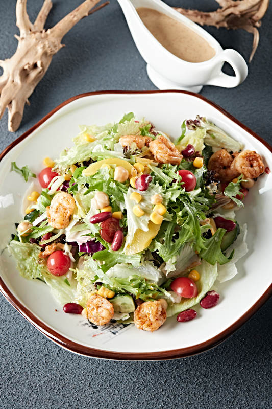 凯撒酱配生鲜蔬菜烤虾仁沙拉图片