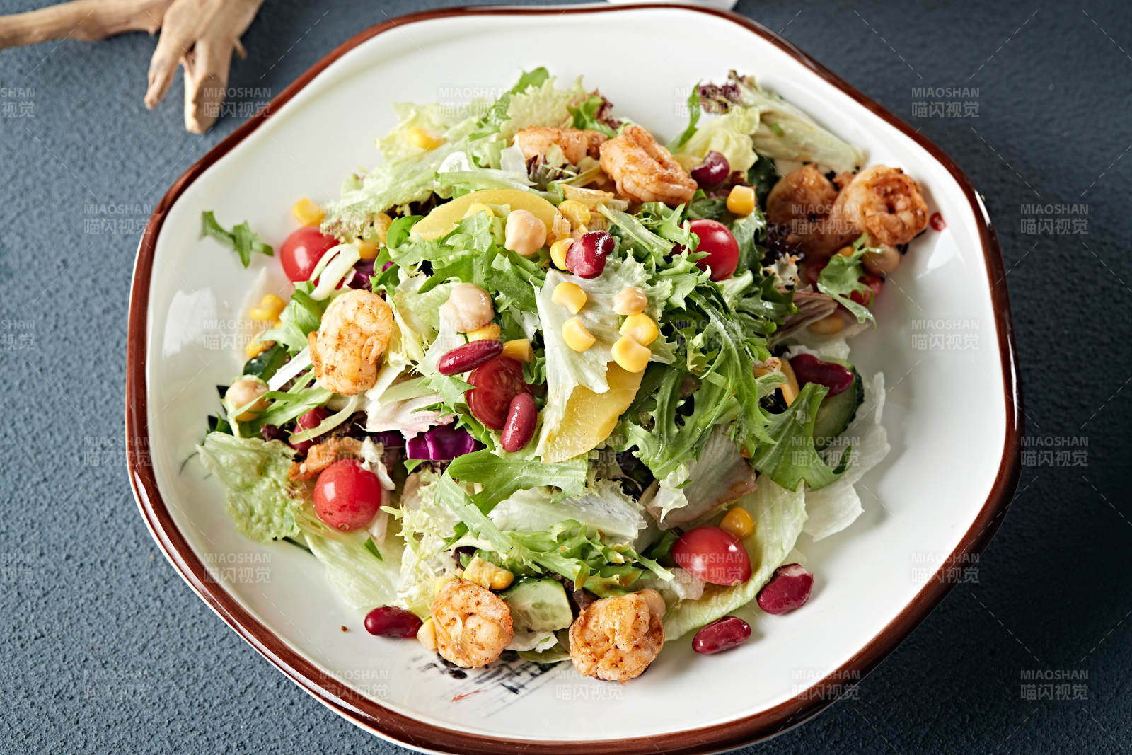 凯撒酱配生鲜蔬菜烤虾仁沙拉图片