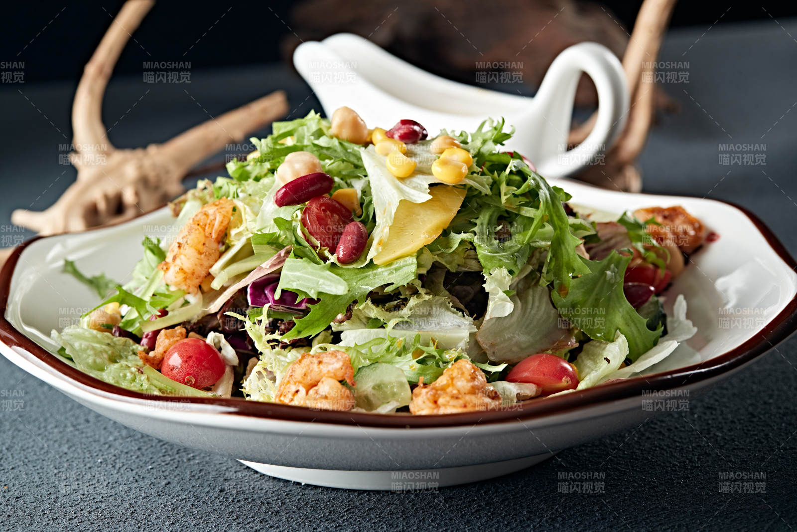 凯撒酱配生鲜蔬菜烤虾仁沙拉图片