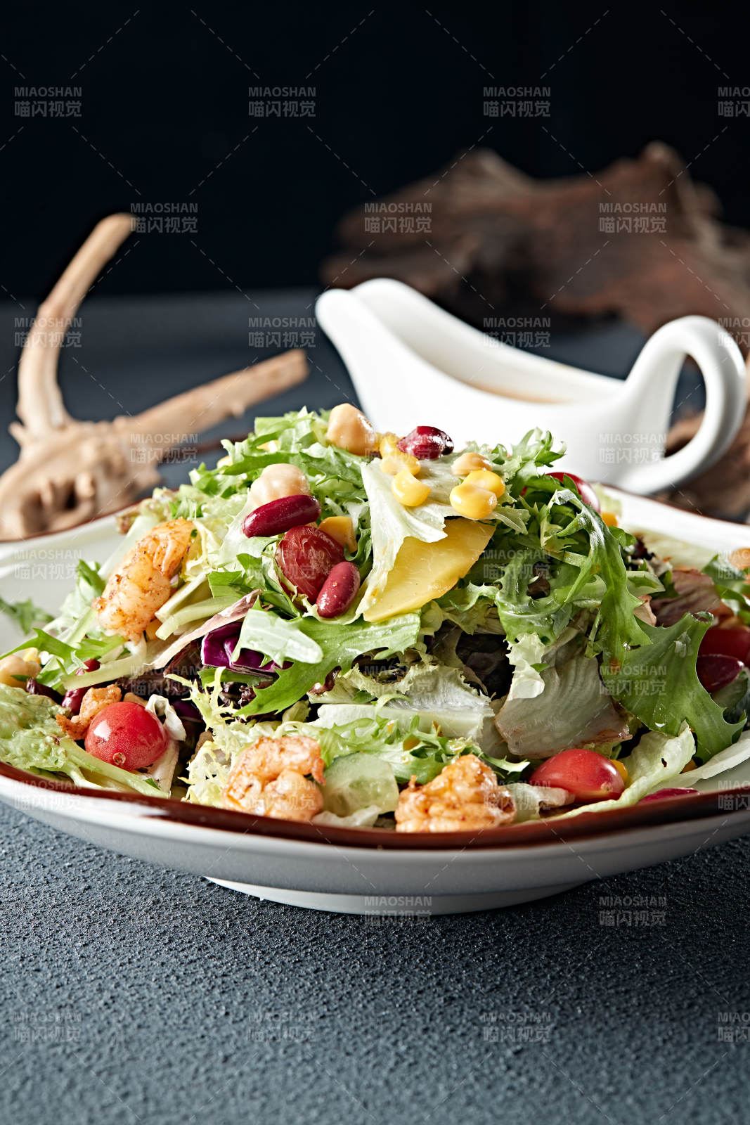 凯撒酱配生鲜蔬菜烤虾仁沙拉图片