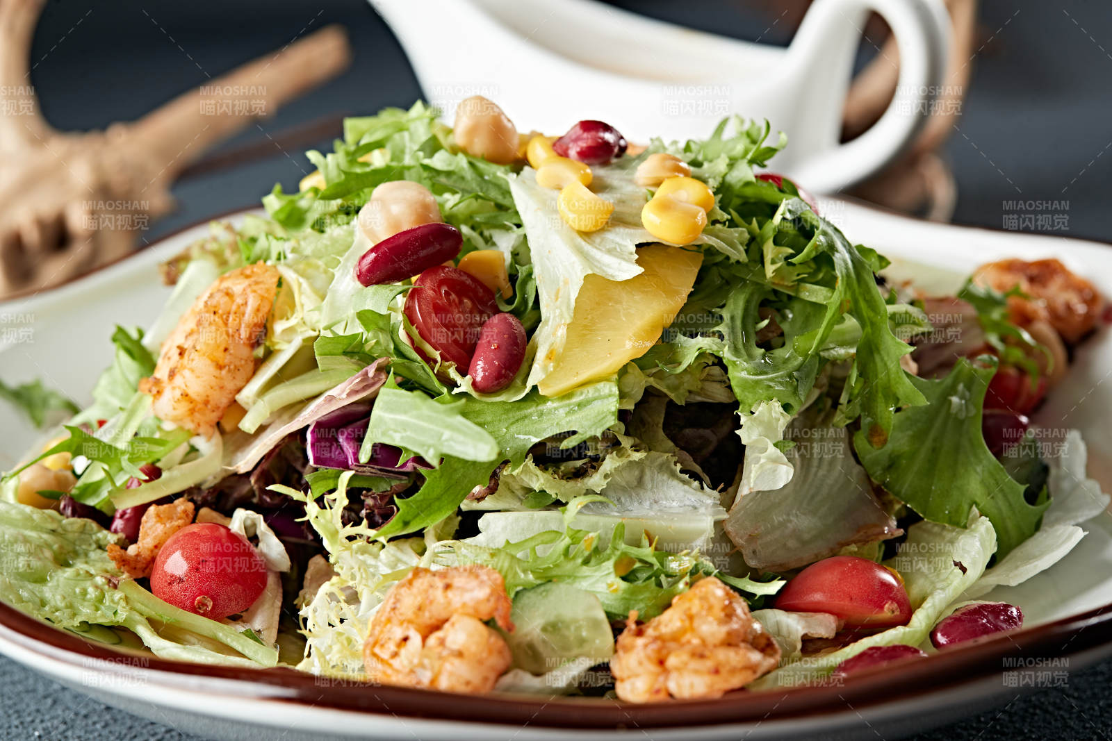 凯撒酱配生鲜蔬菜烤虾仁沙拉图片