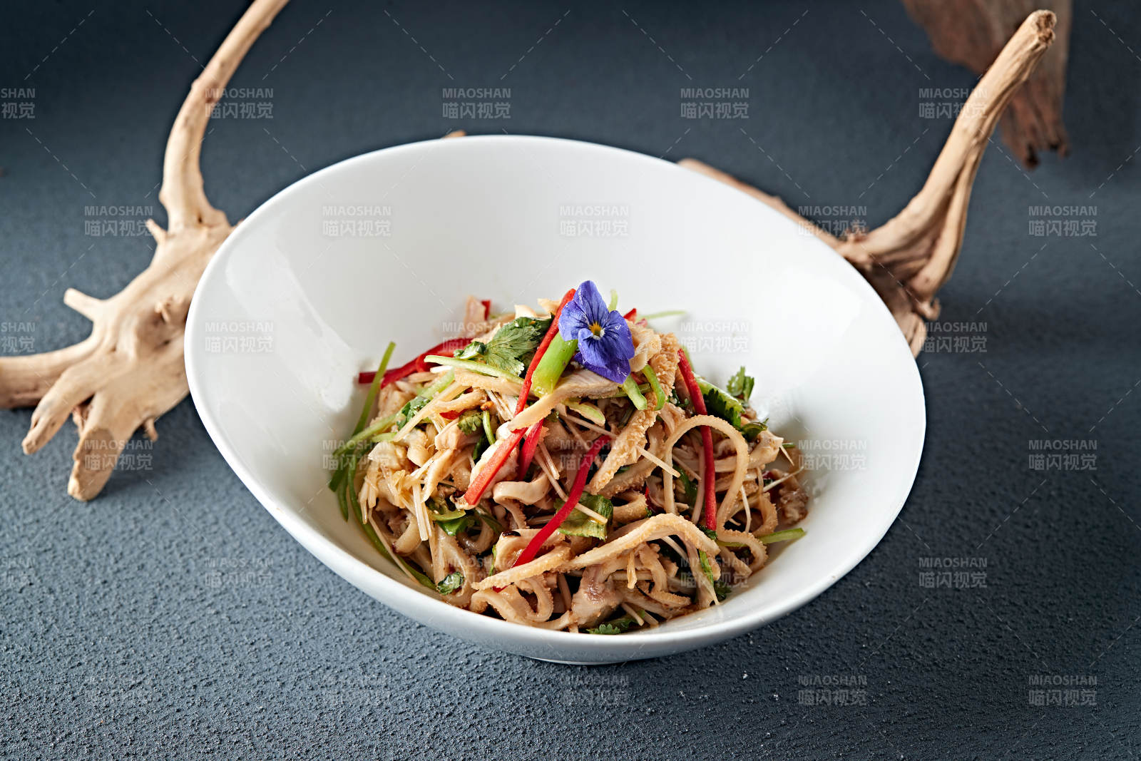 香菜彩椒丝凉拌毛肚丝图片