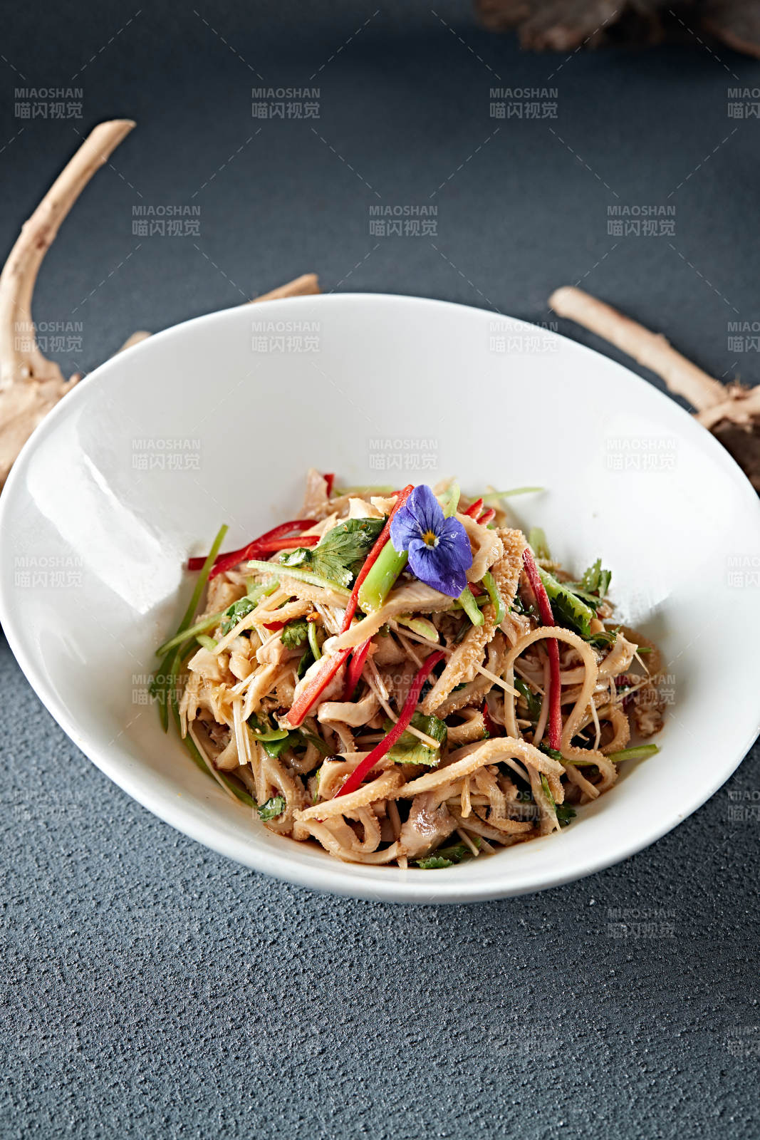 香菜彩椒丝凉拌毛肚丝图片