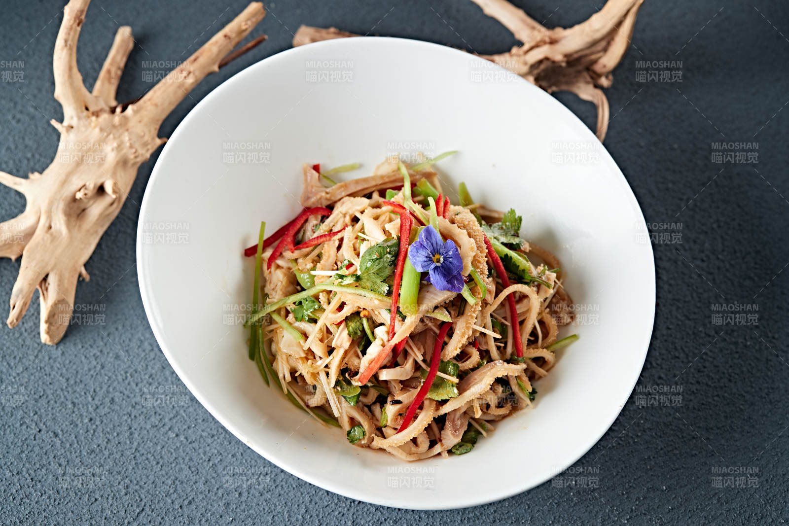 香菜彩椒丝凉拌毛肚丝图片