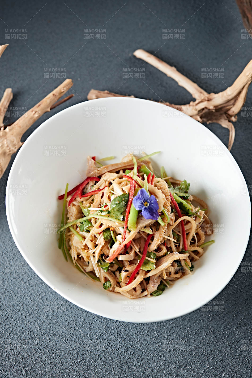 香菜彩椒丝凉拌毛肚丝图片