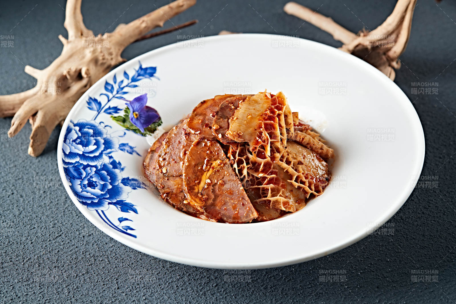 凉拌香辣卤水牛腱切片金钱肚图片