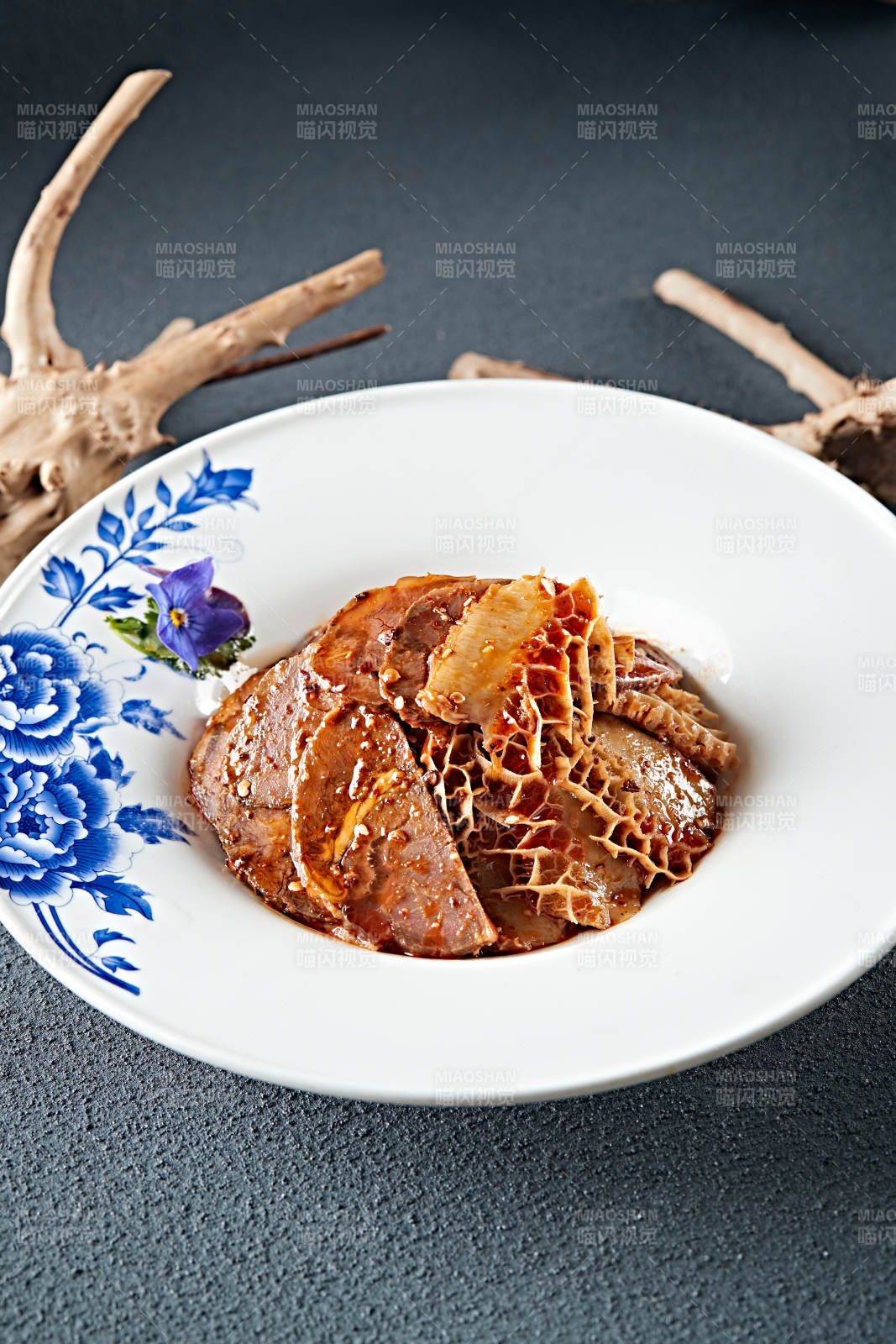 凉拌香辣卤水牛腱切片金钱肚图片