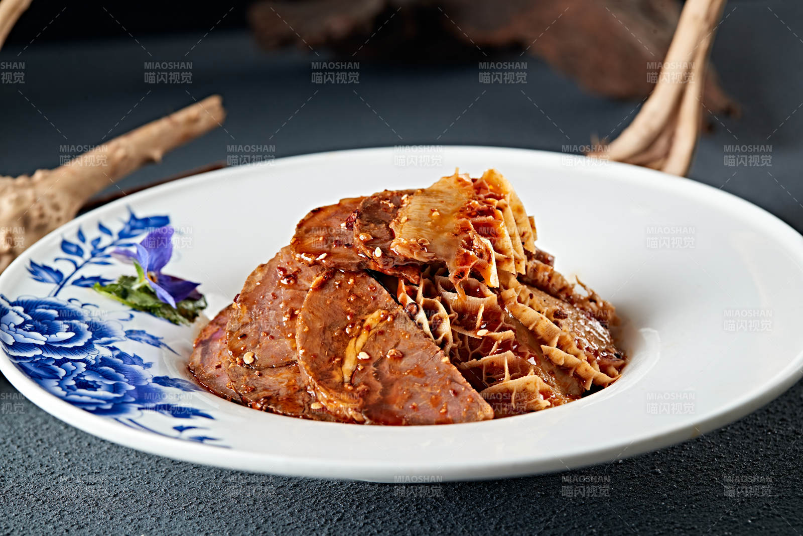 凉拌香辣卤水牛腱切片金钱肚图片