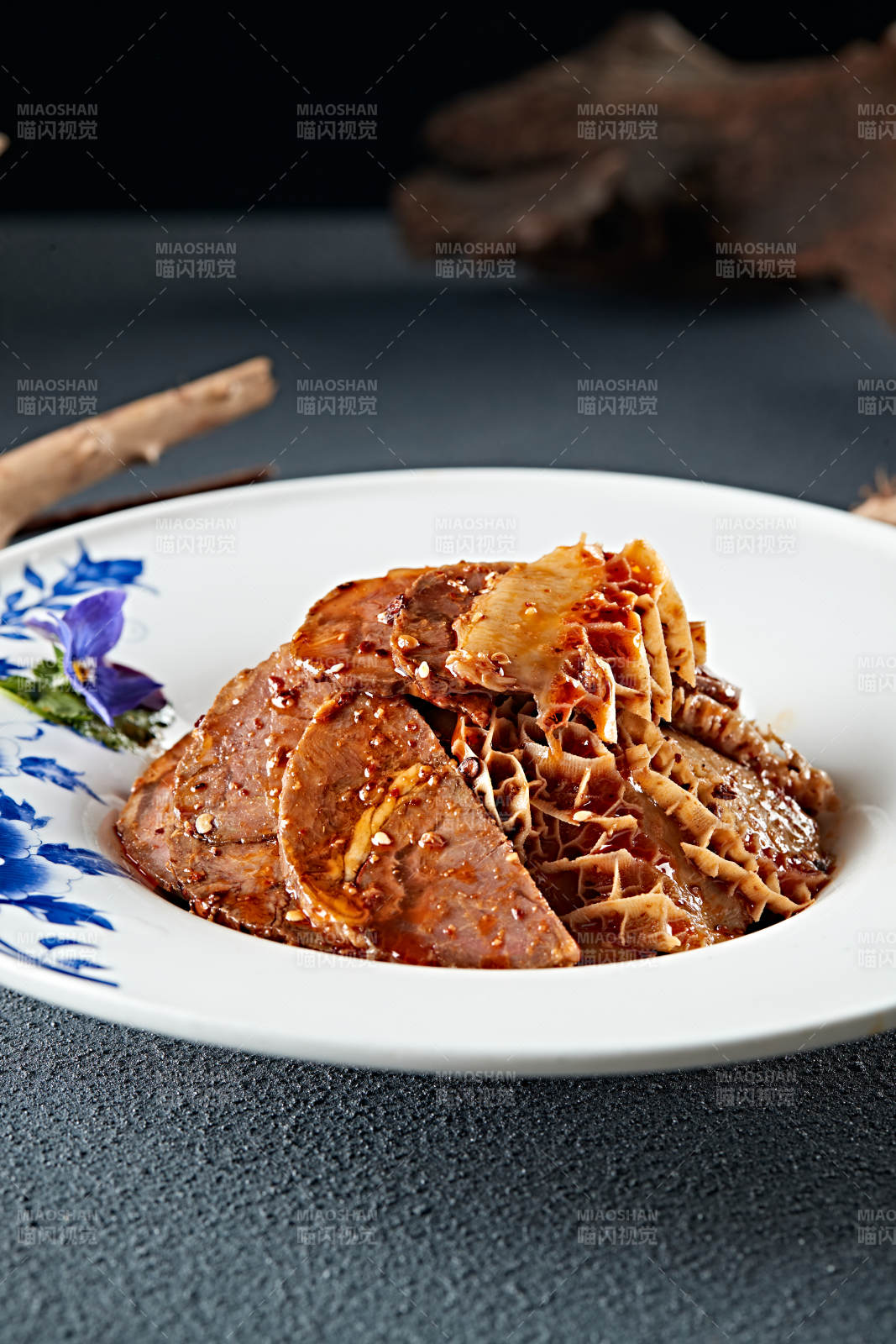 凉拌香辣卤水牛腱切片金钱肚图片