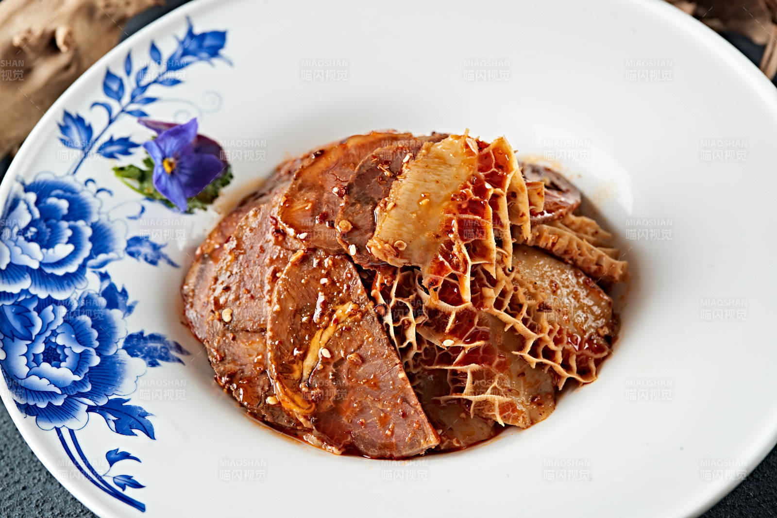 凉拌香辣卤水牛腱切片金钱肚图片