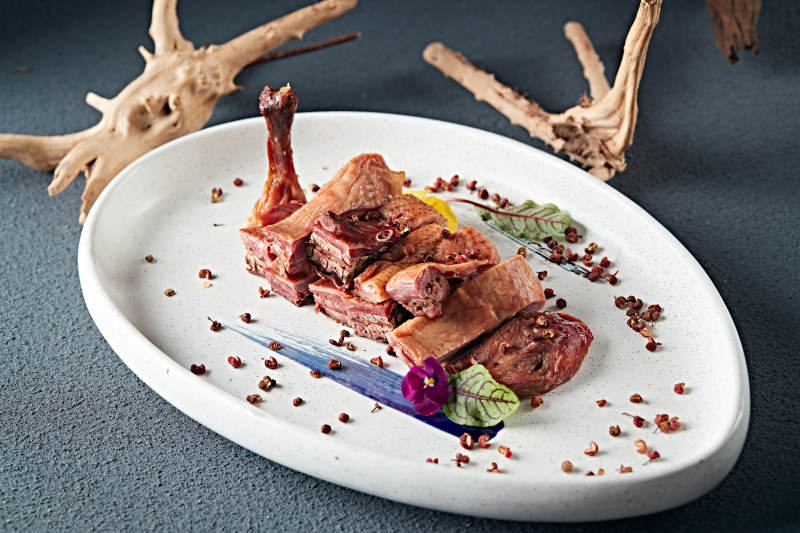 分切半只花椒卤水鸭图片