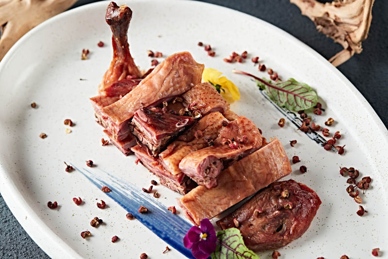 分切半只花椒卤水鸭图片