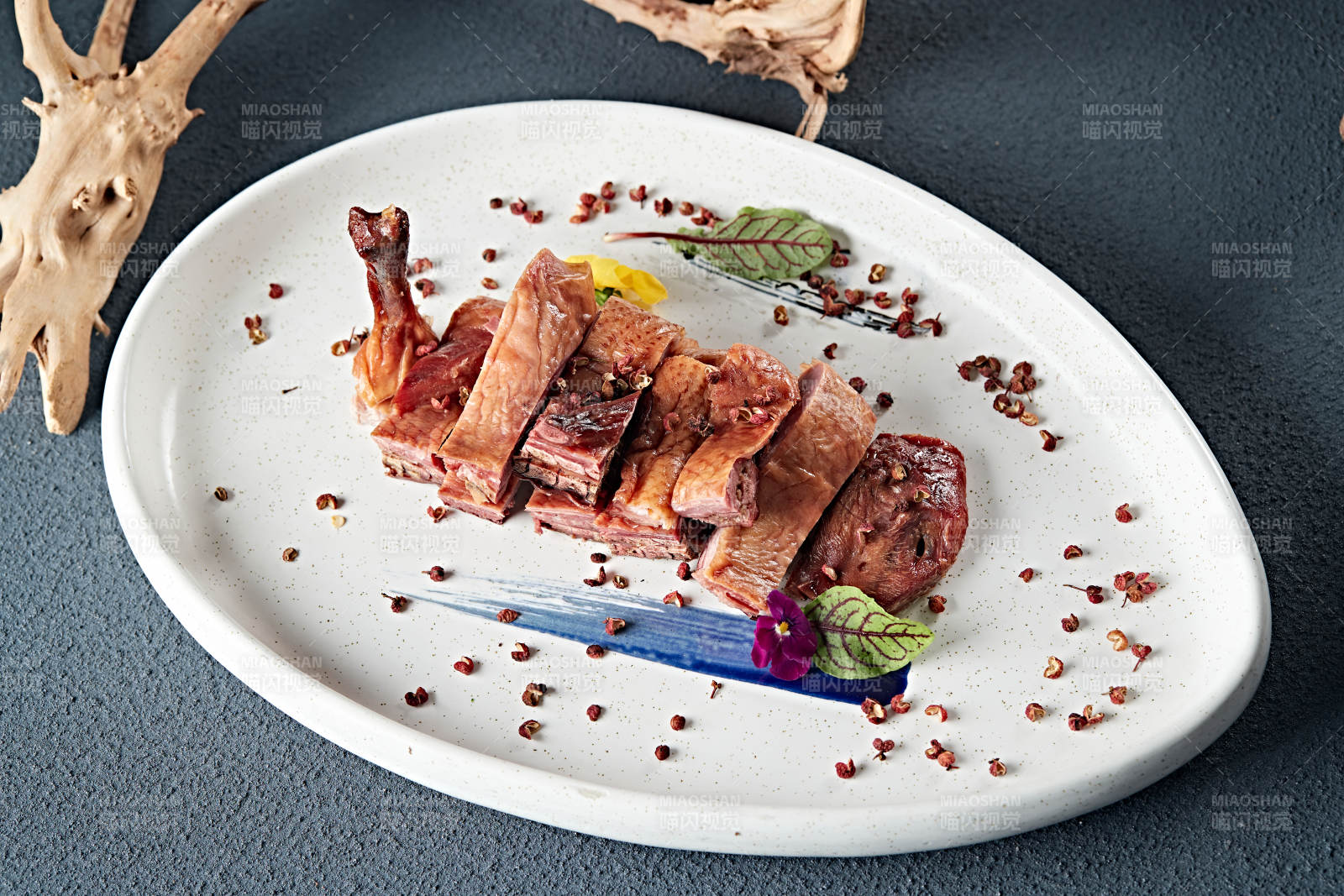 分切半只花椒卤水鸭图片