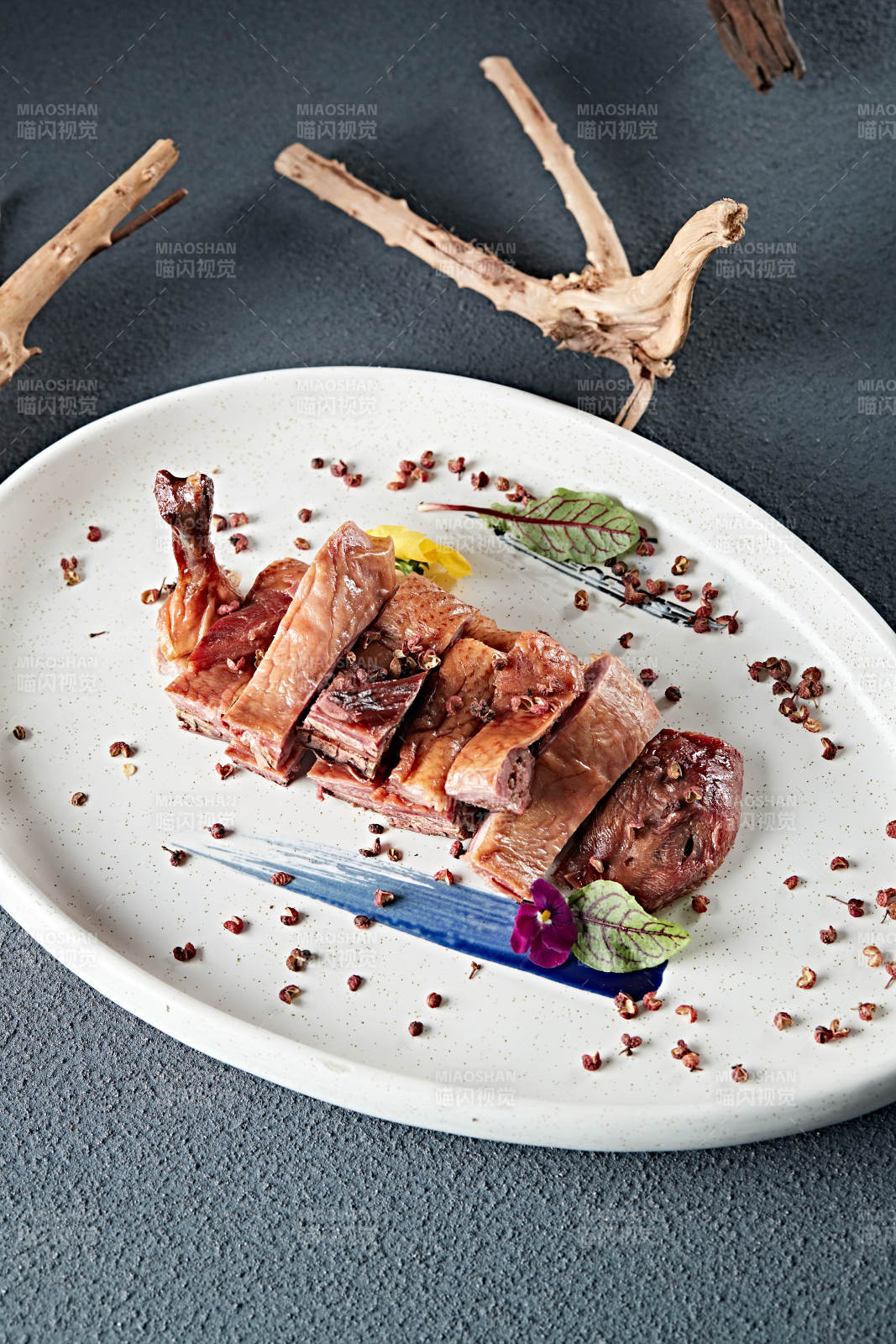 分切半只花椒卤水鸭图片