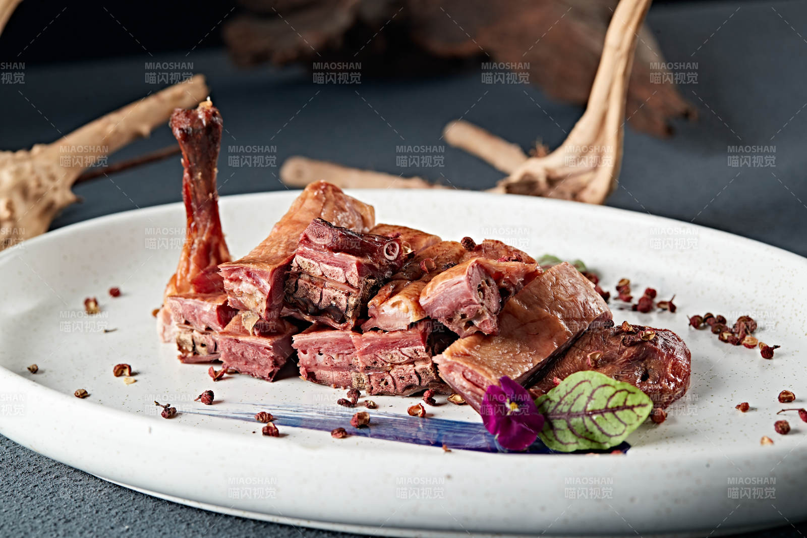 分切半只花椒卤水鸭图片