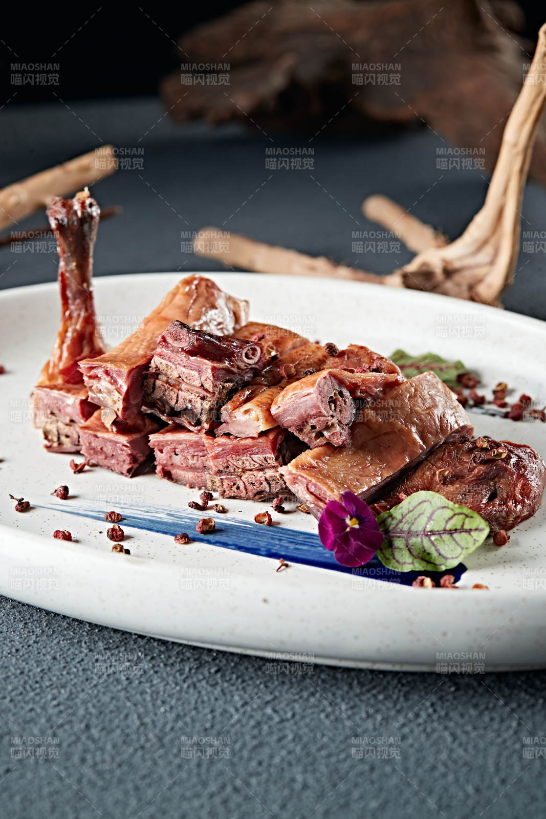 分切半只花椒卤水鸭图片