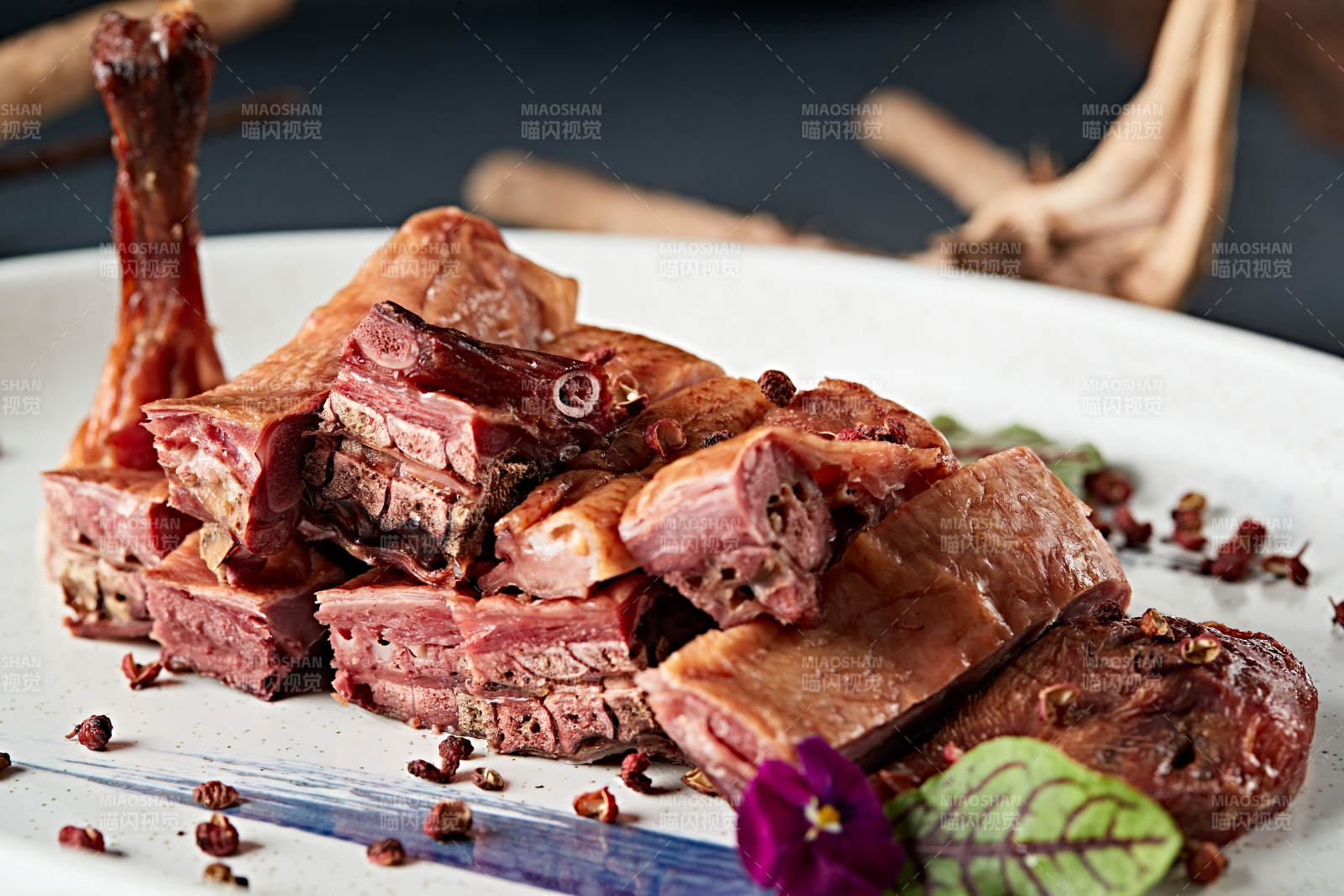 分切半只花椒卤水鸭图片