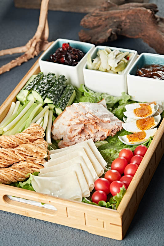 熏肉时蔬酱菜卷饼图片