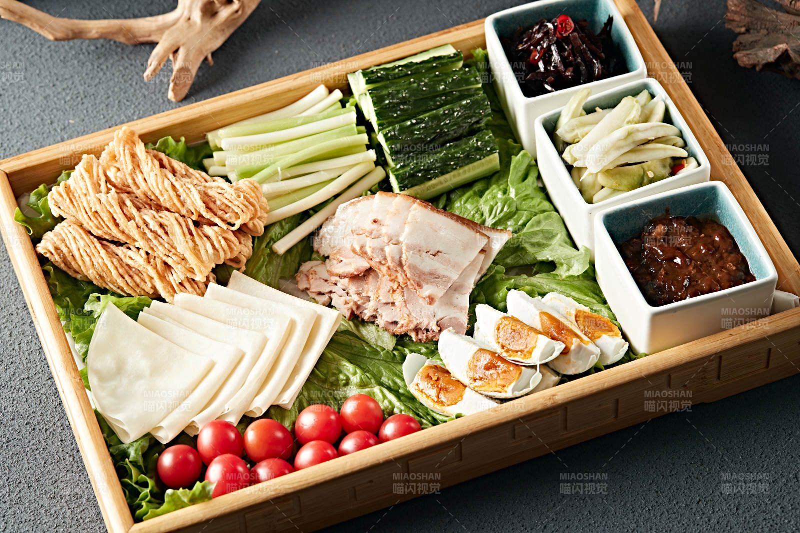 熏肉时蔬酱菜卷饼图片