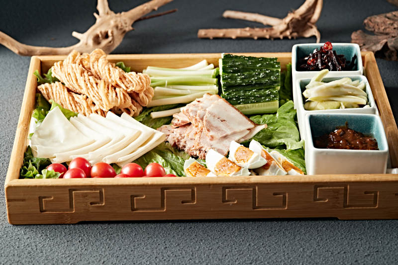 熏肉时蔬酱菜卷饼图片