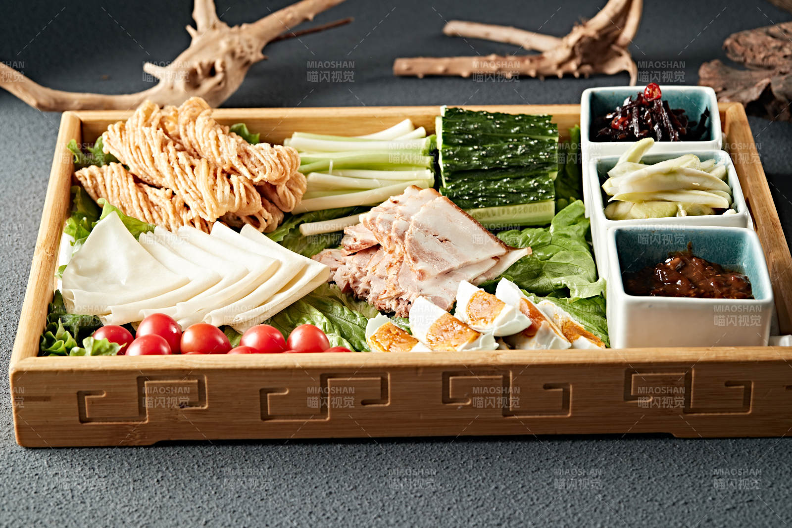 熏肉时蔬酱菜卷饼图片