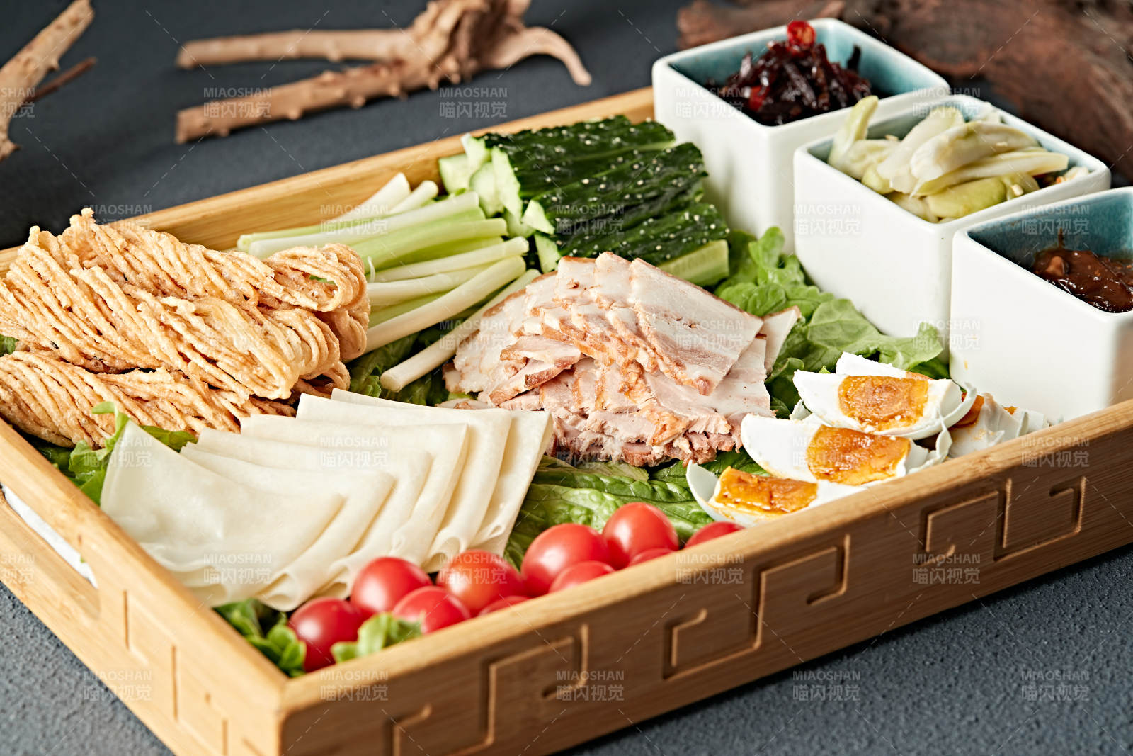 熏肉时蔬酱菜卷饼图片