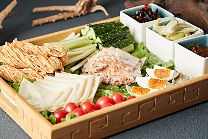 熏肉时蔬酱菜卷饼图片