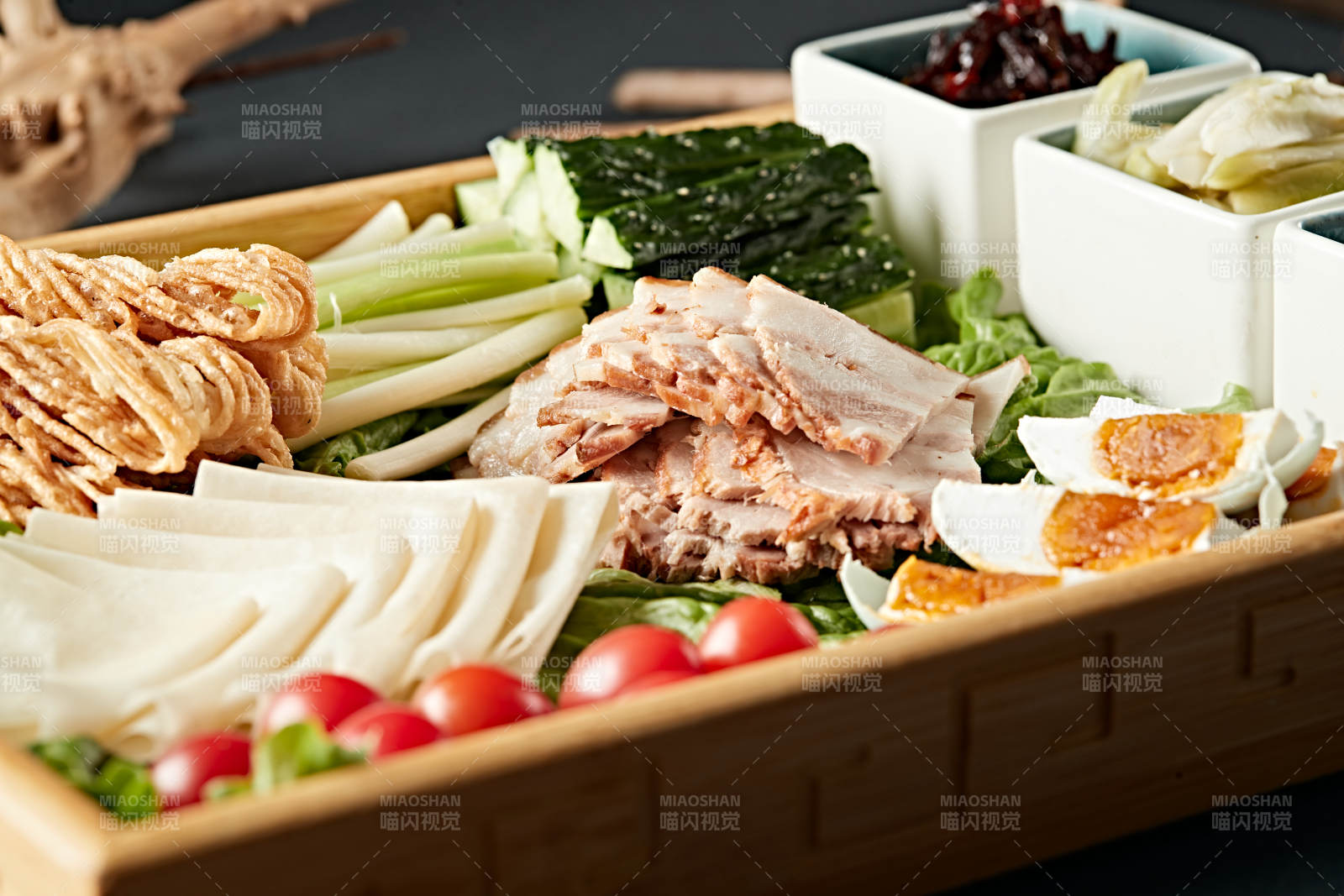 熏肉时蔬酱菜卷饼图片