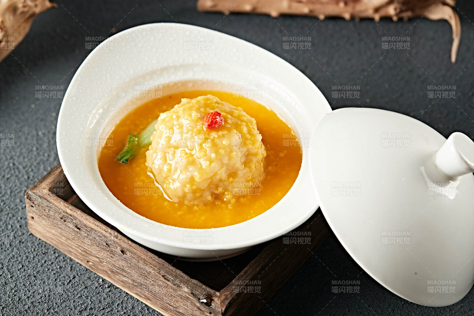 南瓜金米粥炖狮子头图片