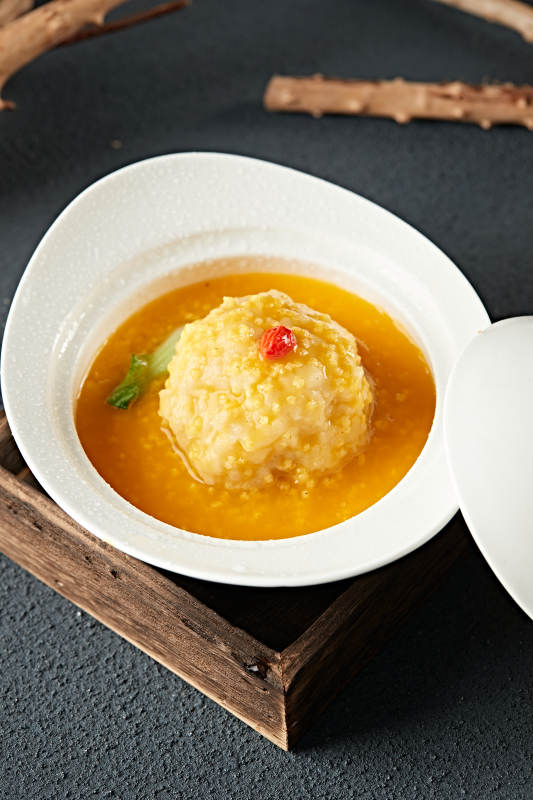 南瓜金米粥炖狮子头图片