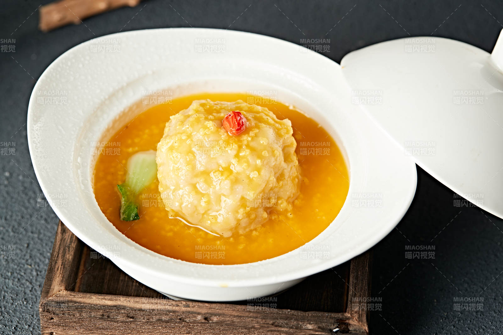 南瓜金米粥炖狮子头图片