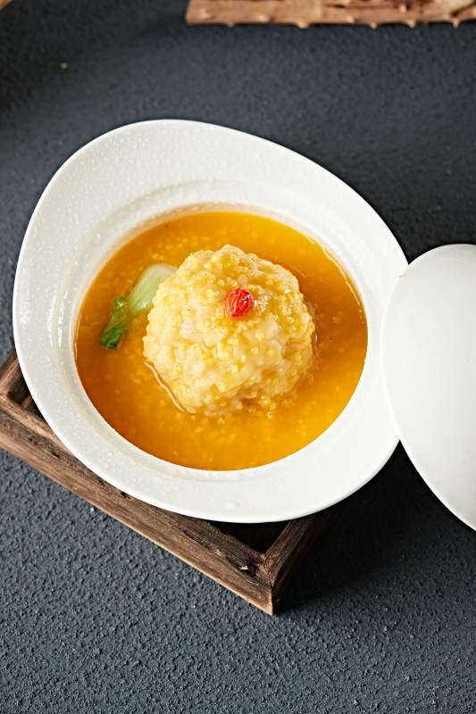 南瓜金米粥炖狮子头图片