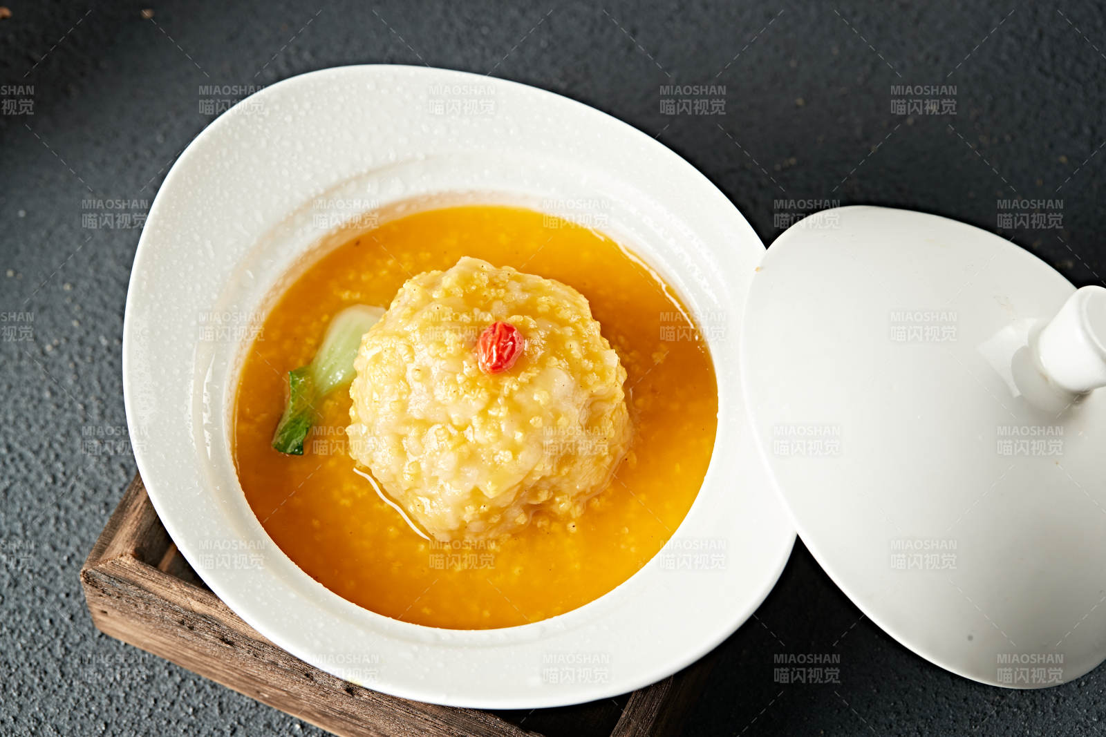 南瓜金米粥炖狮子头图片