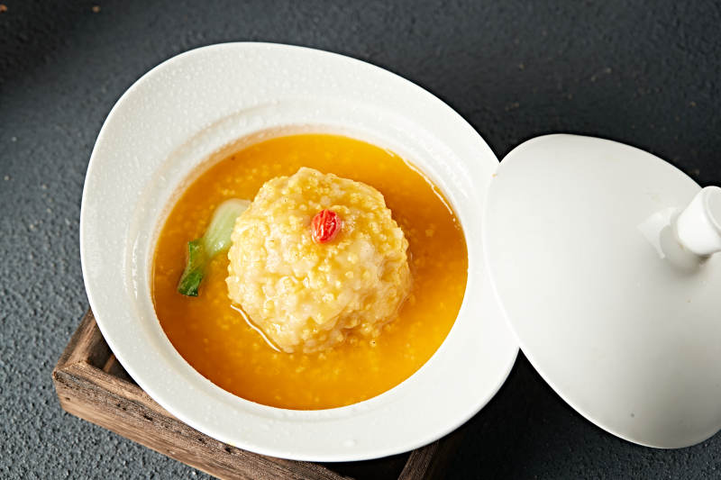 南瓜金米粥炖狮子头图片