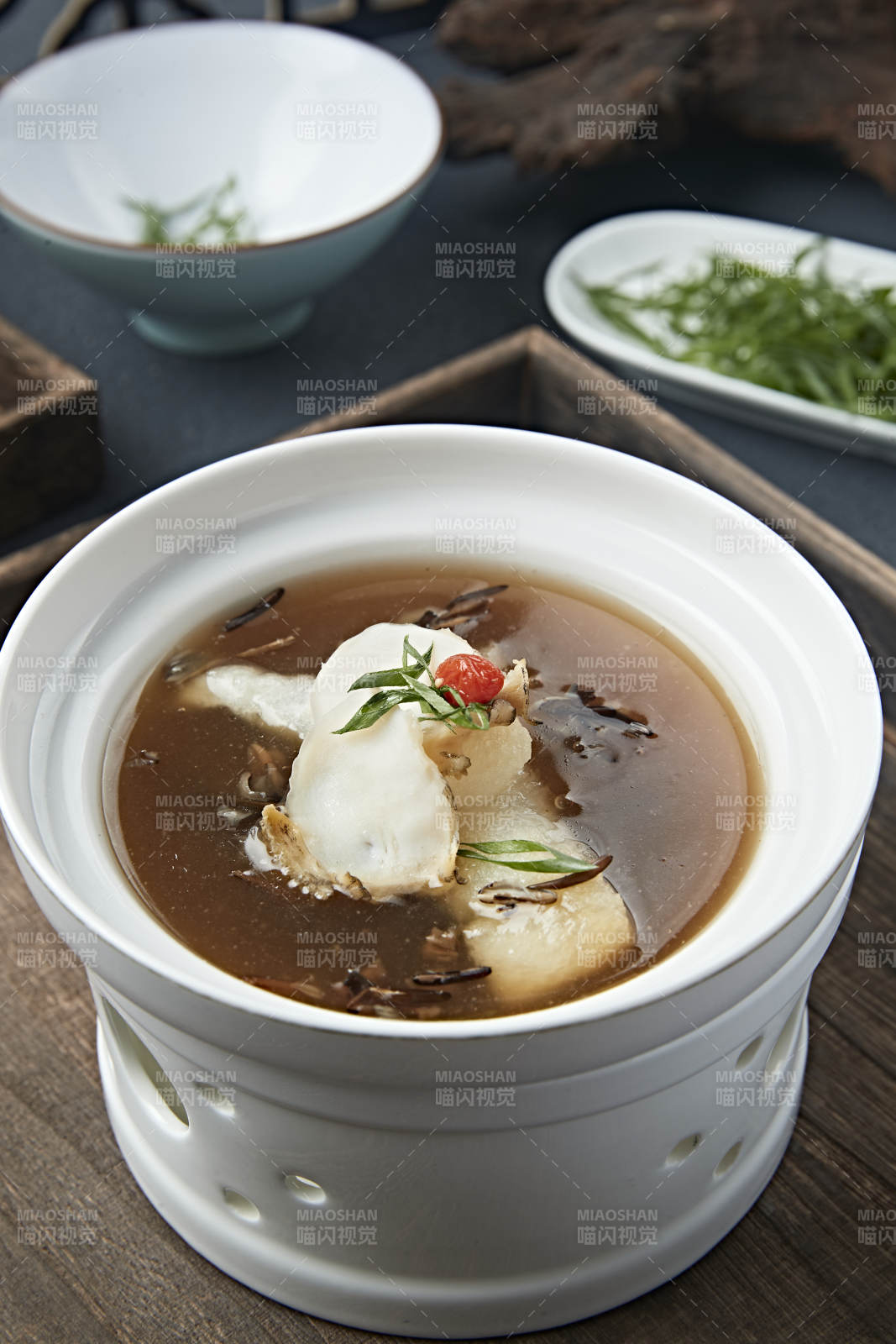 浓汤滋补竹荪炖鲍鱼图片