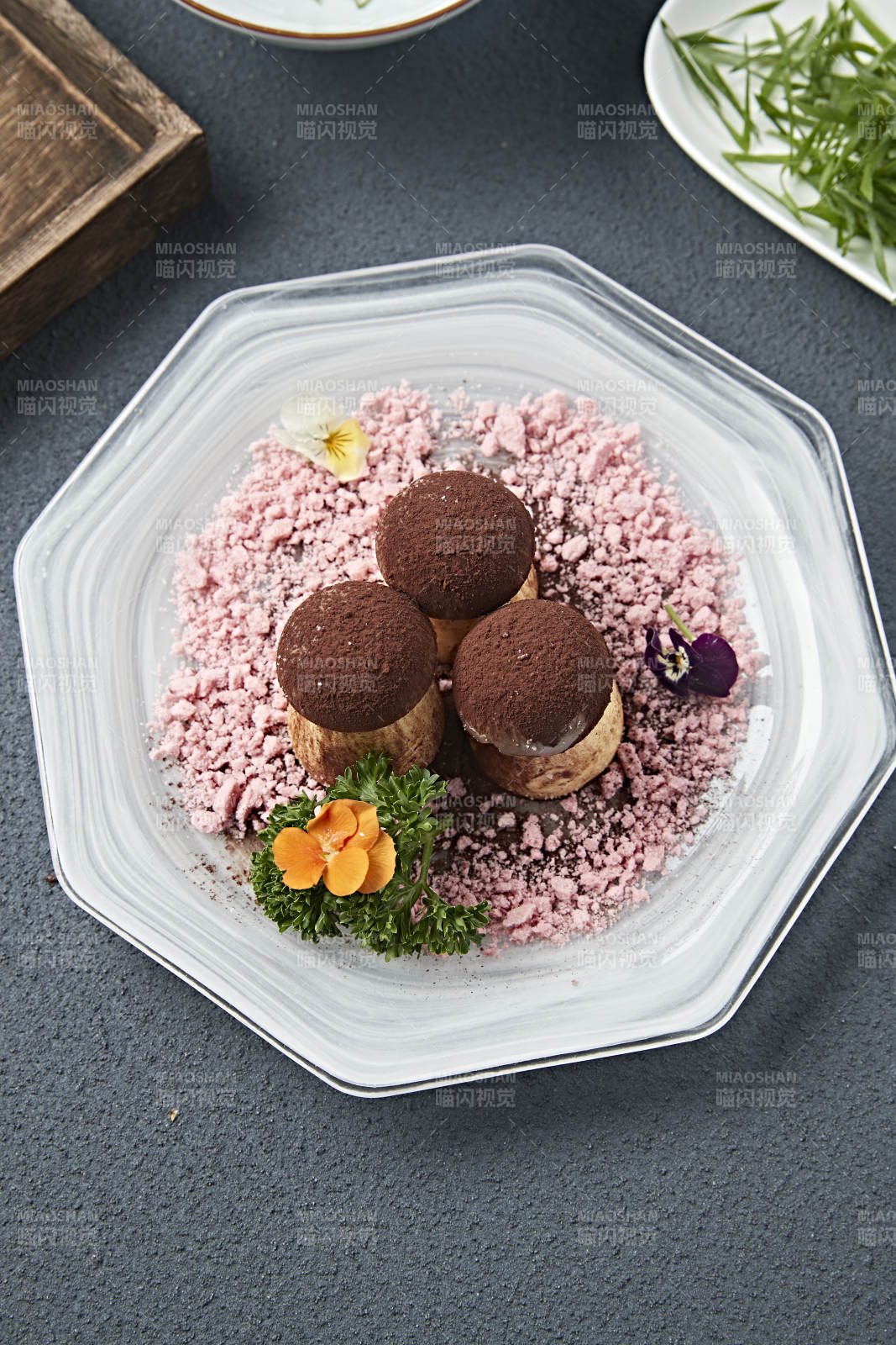 巧克力撒粉的丝滑奶香布丁图片