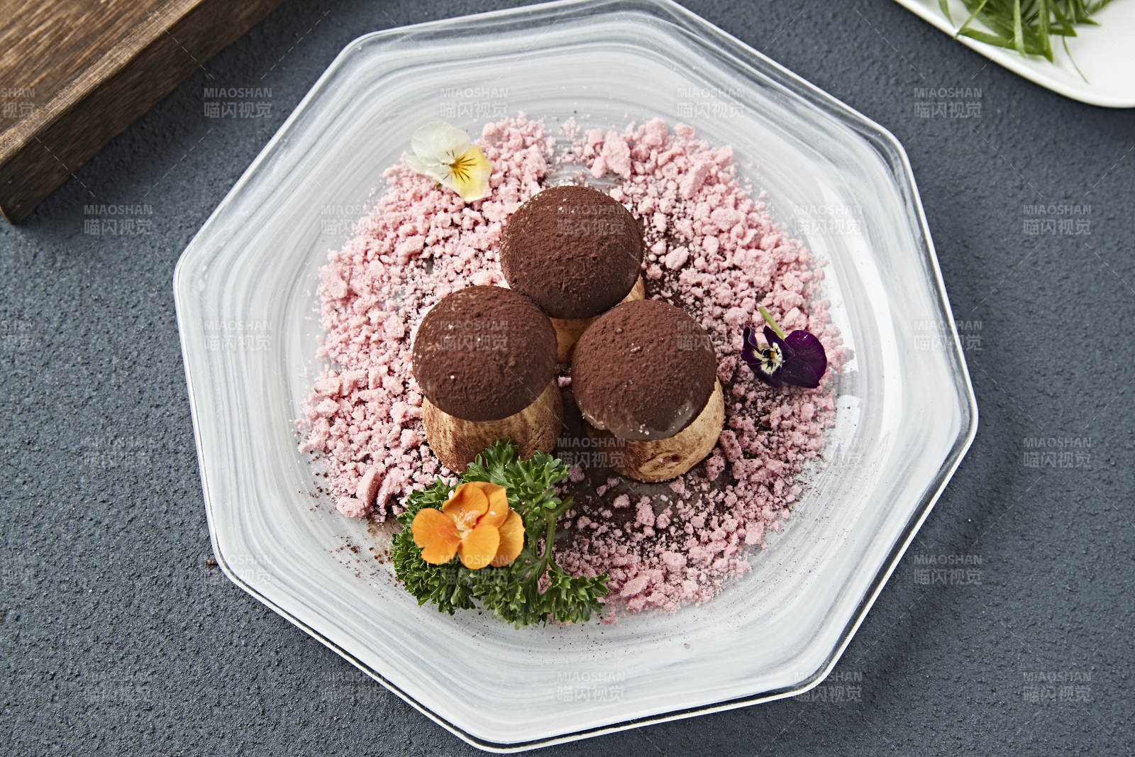 巧克力撒粉的丝滑奶香布丁图片