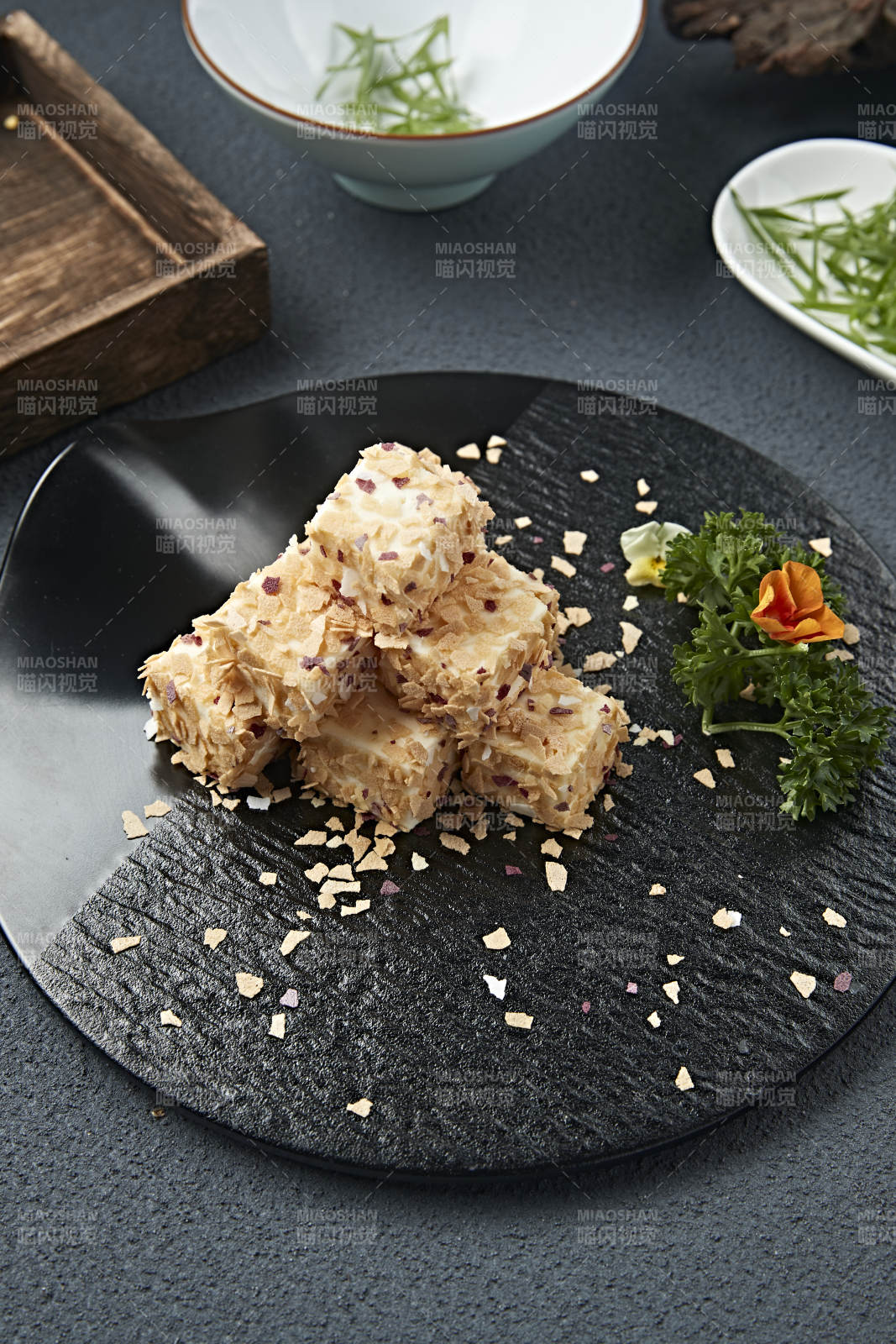 甜麦片碎包裹的的丝滑杏仁糕图片