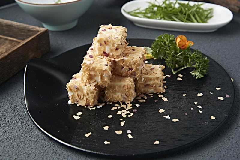 甜麦片碎包裹的的丝滑杏仁糕图片