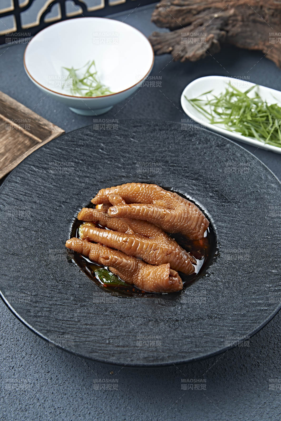 红油酸辣鸡脚图片